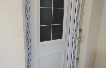 Jednokrilna ulazna vrata sa ukrasnim panelom B-471 u beloj boji.