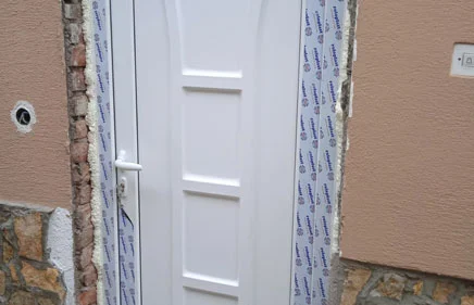 Jednokrilna ulazna vrata sa ukrasnim panelom PB-120 u beloj boji.