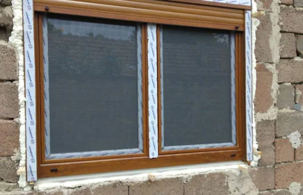 Dvokrilni prozor sa fiksnom prečkom i unutrašnjom roletnom u laminaciji ZLATNI HRAST.