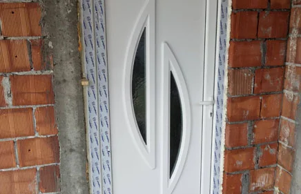 Jednokrilna ulazna vrata sa ukrasnim panelom B-110 u beloj boji.