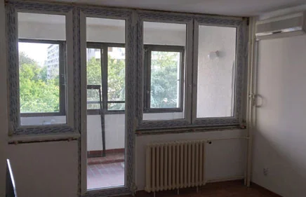 Zatvaranje terase spojem jednokrilnog prozora, jednokrilnih balkonskih vrata i dvokrilnog prozora u beloj boji.