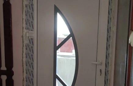 Jednokrilna ulazna vrata sa ukrasnim panelom BX-110 u beloj boji.