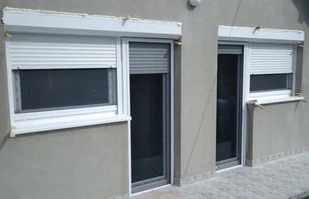 Zatvaranje terase spojem balkonskih vrata i jednokrilnog prozora sa spoljašnjim roletnama u beloj boji.