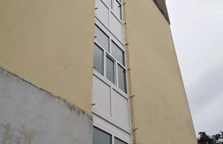 Montaža PVC stolarije u beloj boji na stambenoj zgradi #7.
