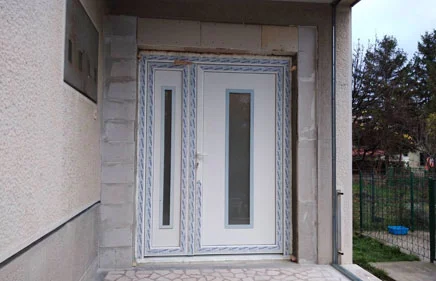 Dvokrilna ulazna vrata sa ukrasnim panelom BX-140 i polupanelom BX-101 sa inox aplikacijom.