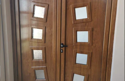 Dvokrilna ulazna vrata u laminacija ZLATNI HRAST sa ukrasnim panelima Z-130.