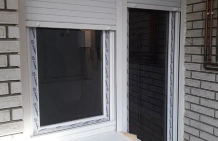 Prozor i balkonska vrata sa spoljašnjm AL.roletnama i AL.završnom lajsnom