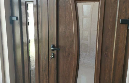 Dvokrilna ulazna vrata u laminaciji ORAH sa ukrasnim panelom O-140 i polupanelom O-141.