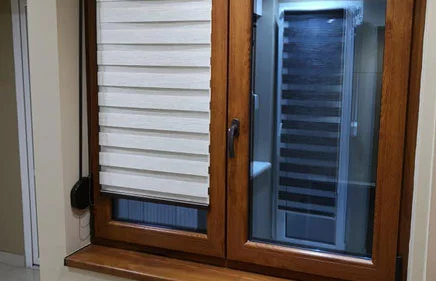 Dvokrilni prozor sa lažnom prečkom i unutrašnjom roletnom u laminaciji ZLATNI HRAST.