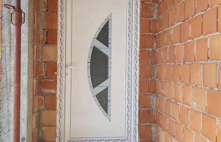 Jednokrilna bela ulazna vrata sa ukrasnim panelom BX-110.