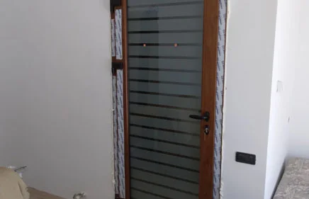 Jednokrilna ulazna vrata u laminaciji ZLATNI HRAST sa peskarenim staklom po šablonu.