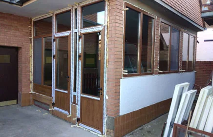 Zatvaranje verande sa PVC stolarijom u laminaciji ZLATNI HRAST.