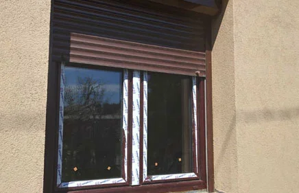 Dvokrilni prozor u laminaciji MAHAGONI sa spoljašnjom roletnom.