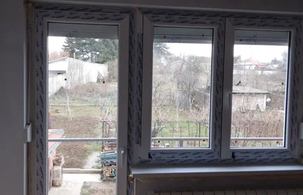 Zatvaranje balkona sa balkonskim vratima i dvokrilnim prozorom sa spoljašnjim roletnama.
