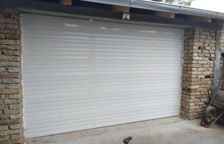 Rolo garažna vrata u beloj boji.