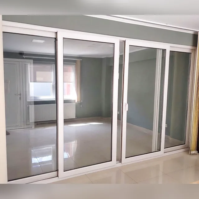 Beli PVC klizni sistem sa velikim staklenim površinama